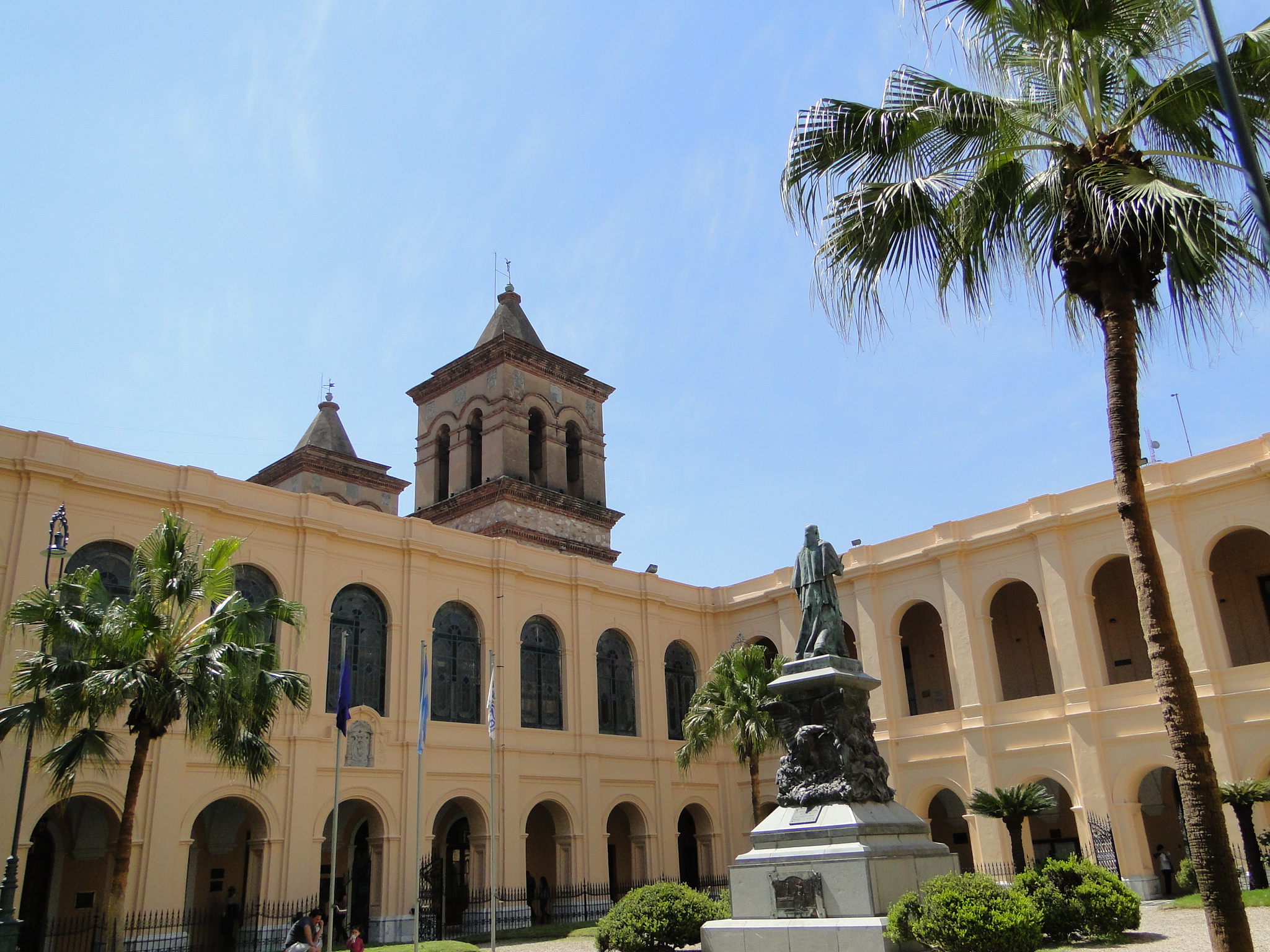 Patio_principal_del_Rectorado_de_la_Universidad_Nacional_de_Córdoba